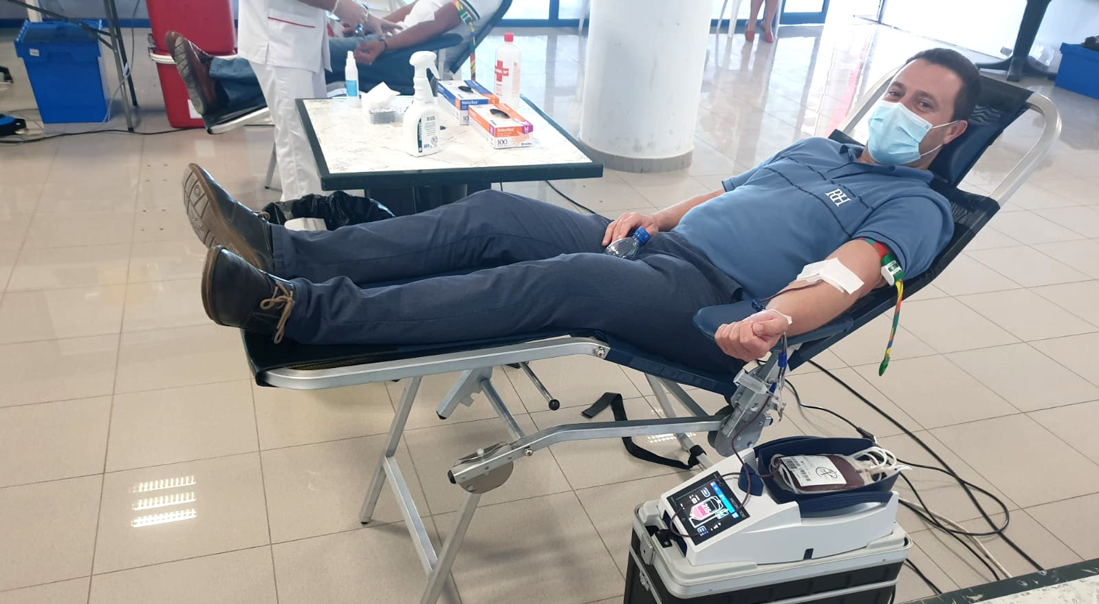 Óscar Noda González, alcalde de Yaiza, donando sangre en la primera tarde de colecta.