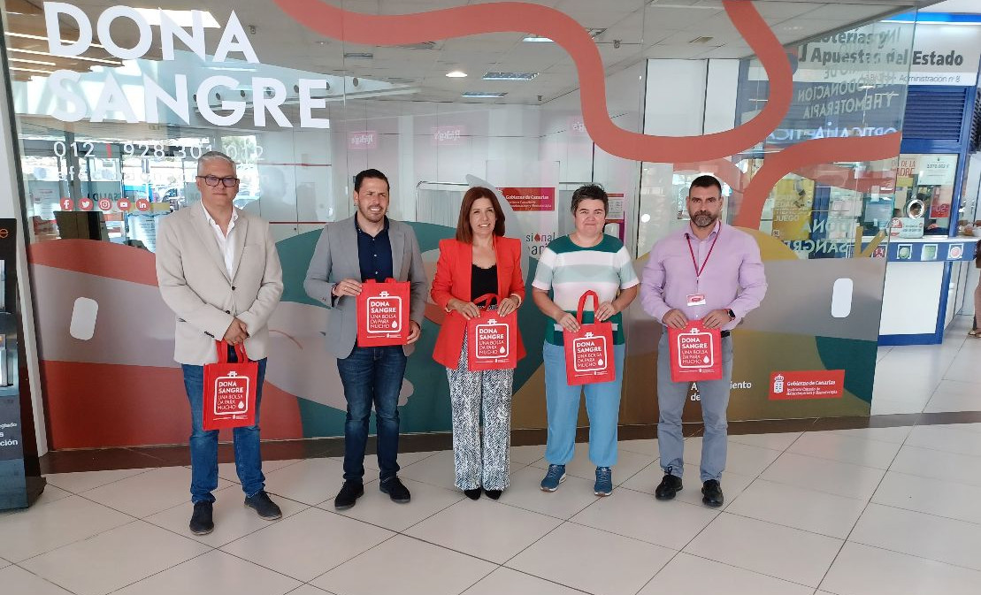 El concejal de Sanidad del Ayuntamiento de Telde, Sergio Suárez, el primer teniente de alcalde, Héctor Suárez, la alcaldesa de Telde, Carmen Hernández, la responsable de Promoción del ICHH, Elsa Brito, y el director del CC Alcampo, Jorge Ferré