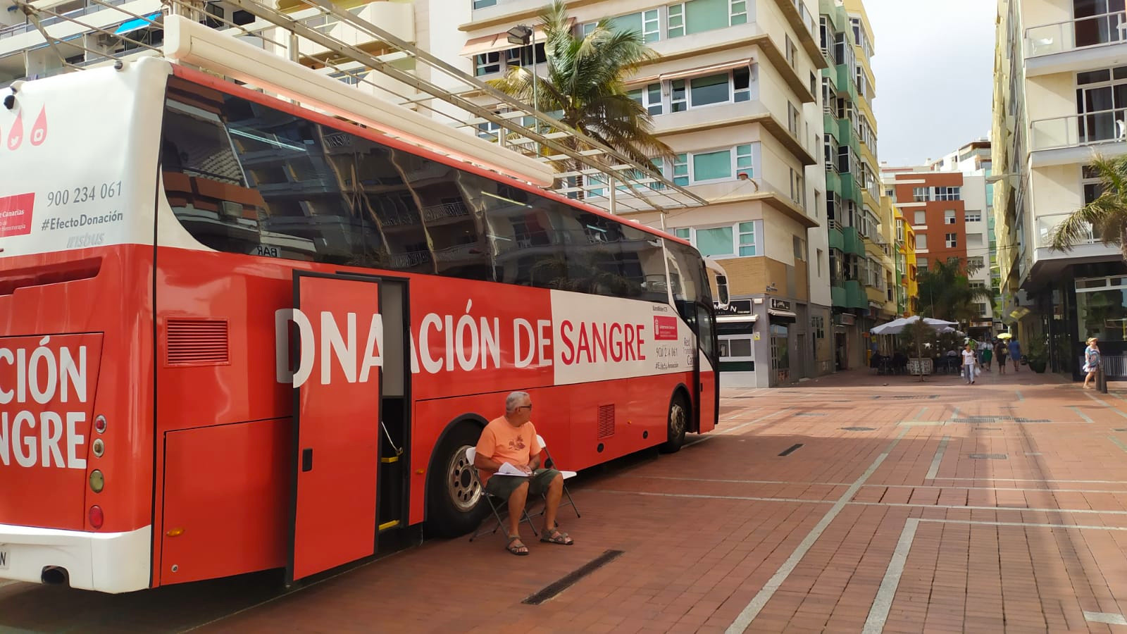 Una unidad móvil del ICHH está operativa en la playa de Las Canteras