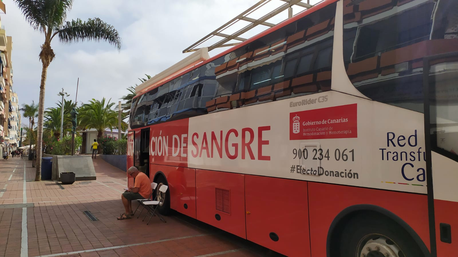 El ICHH acerca la donación de sangre a la Playa de Las Canteras