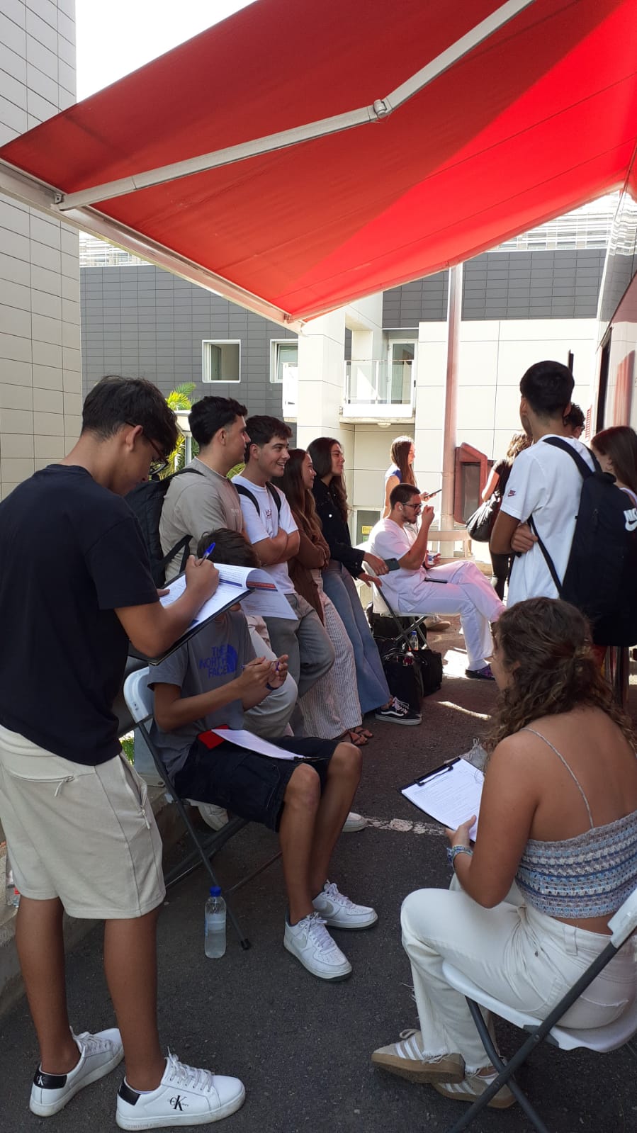 Jóvenes donantes durante el desarrollo de la campaña en la Universidad