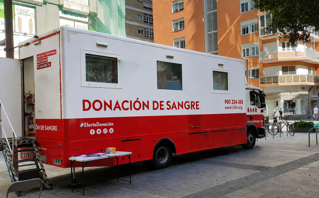 Unidad móvil de donación de sangre en la zona comercial abierta de Mesa y López