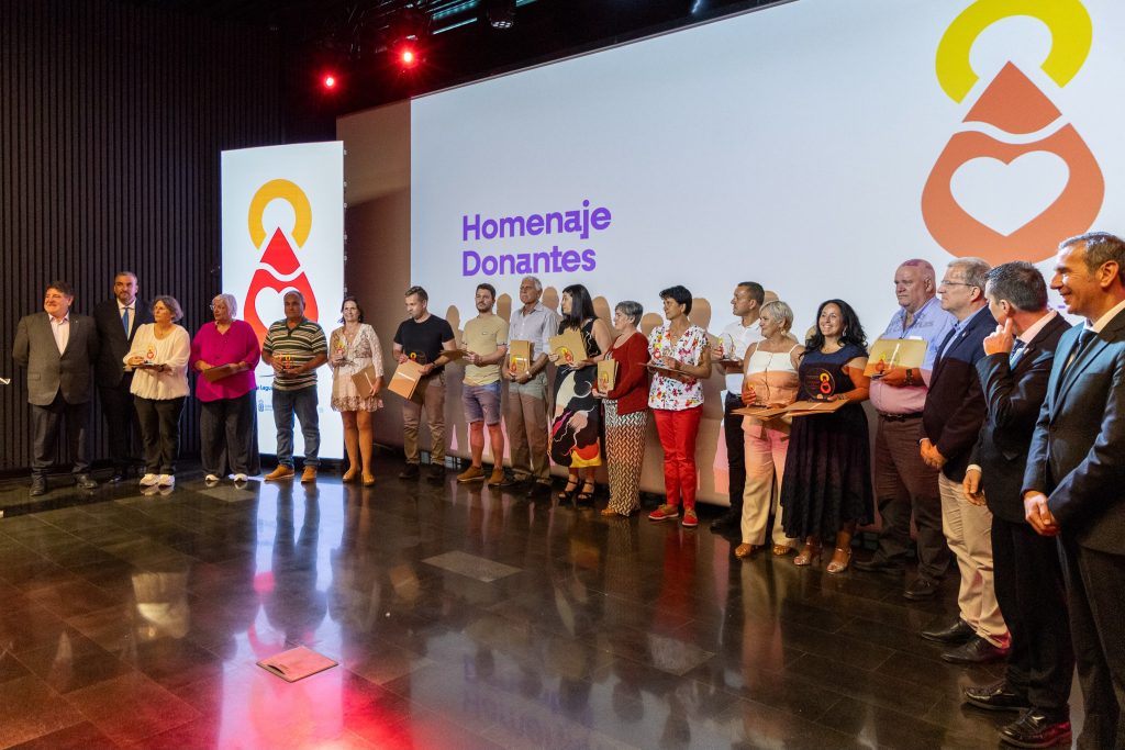 Momento entrega reconocimiento donantes
