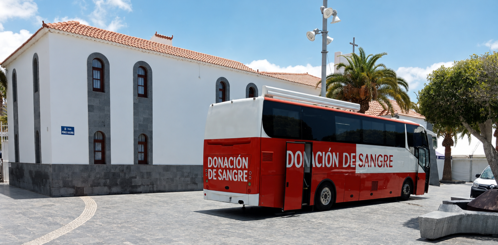 Unidad móvil de donación de sangre en la plaza Pérez Galdós